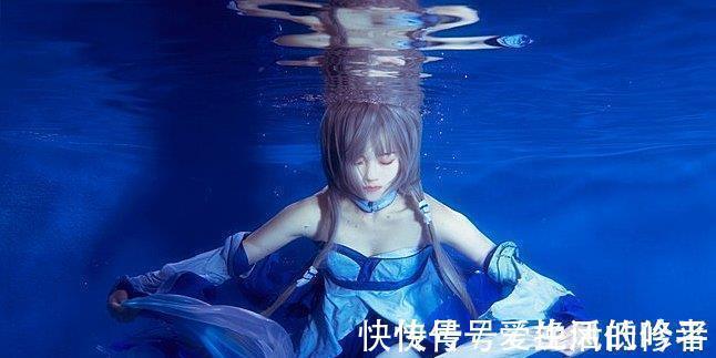 cos|女生水底COS洛天依,竟能睁着眼睛,网友:好难啊,做不到!