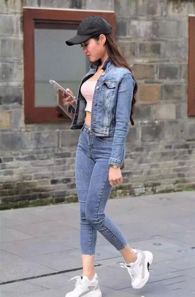 好身姿 黑色牛仔裤搭配西装,简约而又不失细节感,给人非常清爽