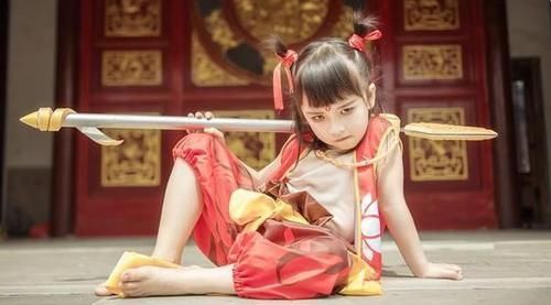 cosp父母说孩子“不学无术”,7岁萌娃cos哪吒回击,这样的还原度神了