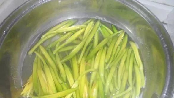 不焯水不能吃的四种蔬菜, 很多人不懂, 吃了肠胃不适