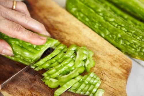 入味|炒苦瓜,切记不要直接炒,下锅前多做2步,不苦不涩,鲜香又入味