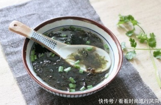做紫菜汤，“外行”直接用水煮！大厨教你正确做法，更鲜美更香浓