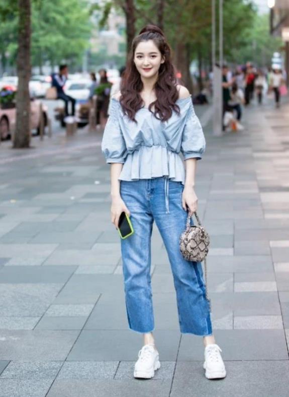 街拍：雪肤花貌的美女，红色上衣配牛仔短裤，气质魅力十足