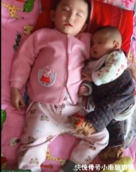 小林|哥哥哄弟弟一起睡着后,妈妈掀开被子看到这一画面,心都要暖化了