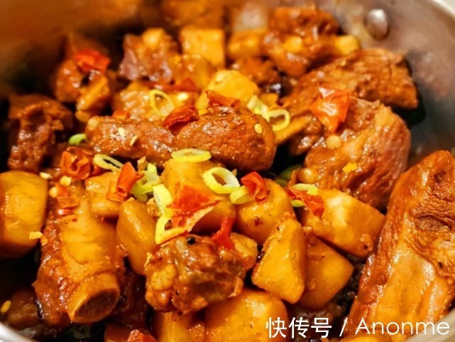 这才是土豆炖排骨的正确做法,荤素搭配,入口酥烂,满嘴留香