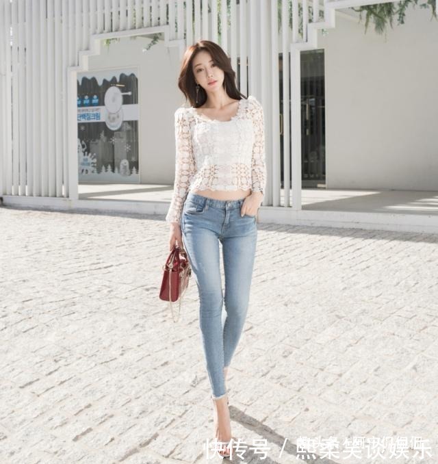 穿着紧身牛仔裤的郑有贞,展现出的腿型笔直又显优雅