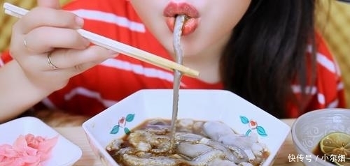 章鱼|韩国小姐姐在家直播吃“面条”,当我看到动来动去,差点被吓一跳