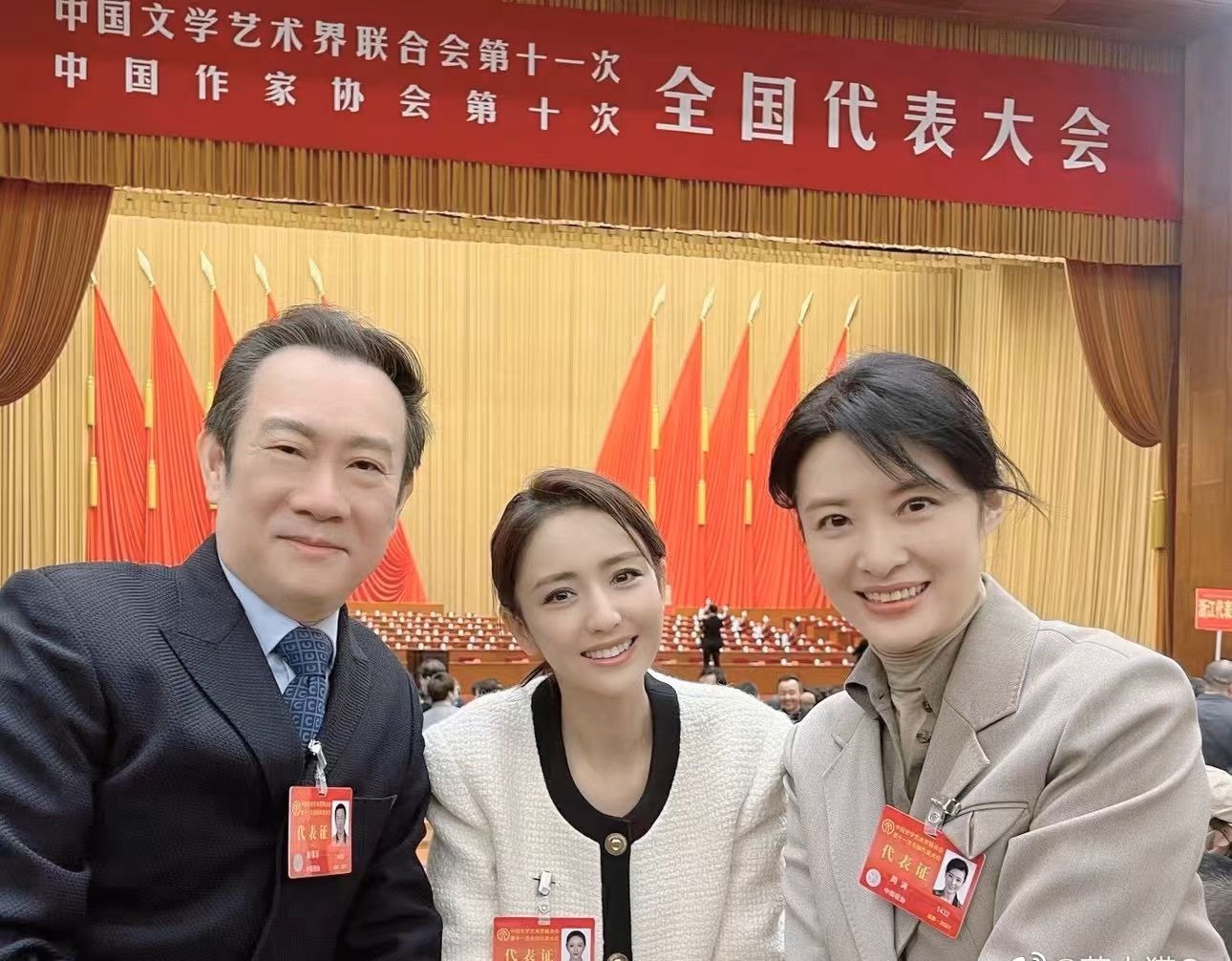 造型|姜还是老的辣!53岁周涛穿旧衣撞衫49岁孟晚舟,输年龄却赢穿搭