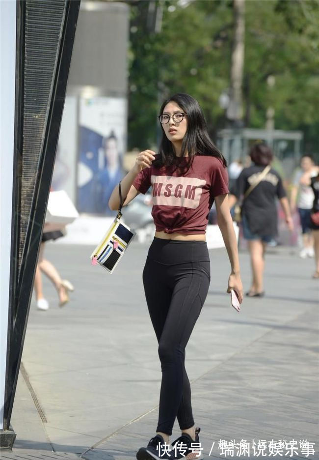 时尚 运动款式的瑜伽裤,年轻的姑娘更喜欢运动健身,秀出自信好身材