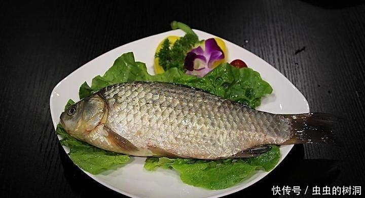好处|爱吃鲫鱼的注意,鲫鱼好处多多,但这2种人不能吃,后悔才知道!