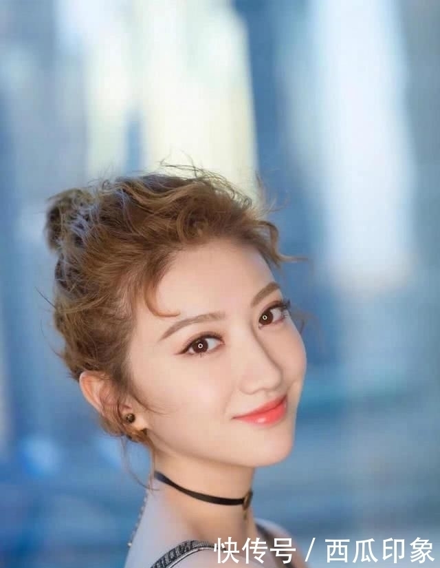 奔三的女人别总披头散发脸上有这4个特征，扎发更有女神魅力