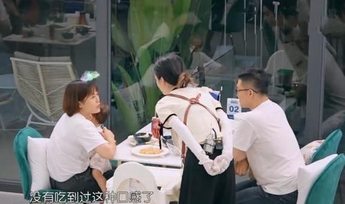 周也汗流浃背还不忘哄孩子,素颜五官精致,皮肤状态媲美小孩