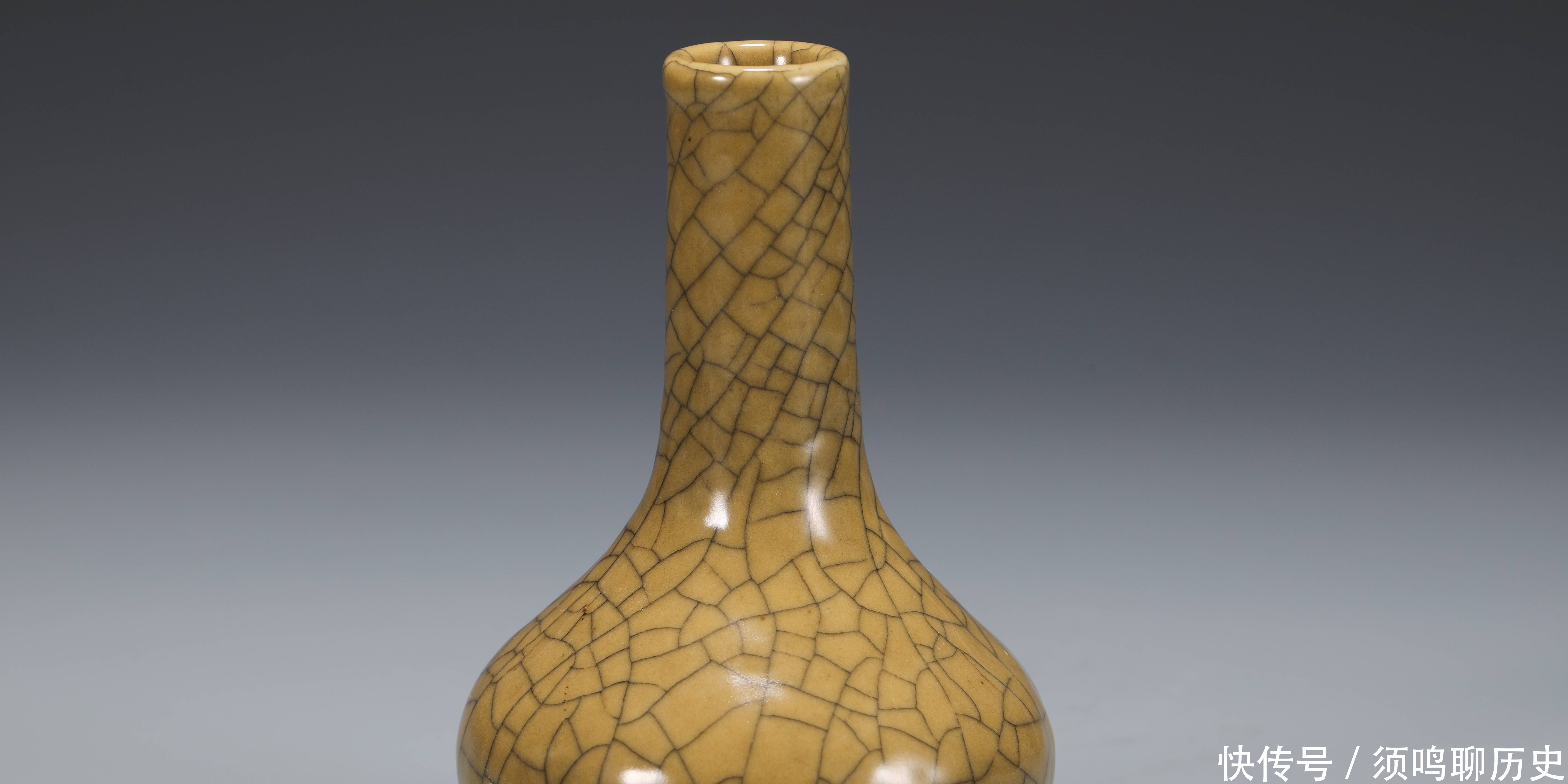 清中期 黄哥釉长颈瓶