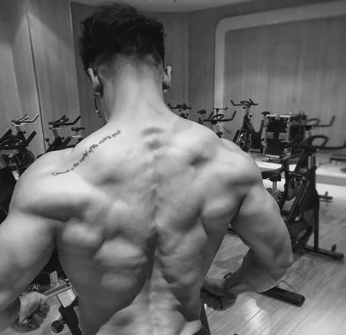 动作|肌肉男“背影杀”，原来可以如此性感！