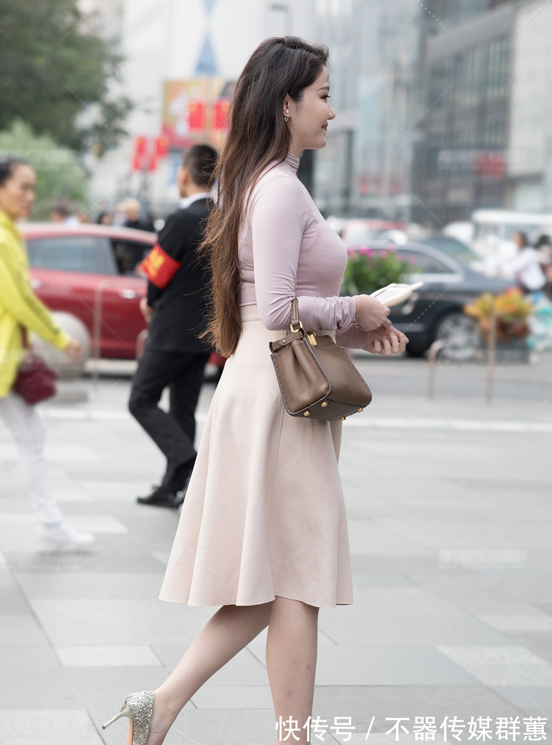 淡紫色的高领长袖配上深杏色的半身裙,优雅时尚又美丽清新