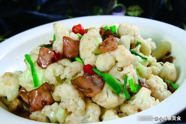  花菜|?炒花菜，要么不入味要么发黑？厨师这样炒菜花，爽口入味又好看