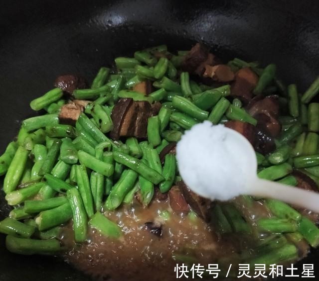 五花肉|五花肉焖豆角,家常下饭菜,百吃不厌!