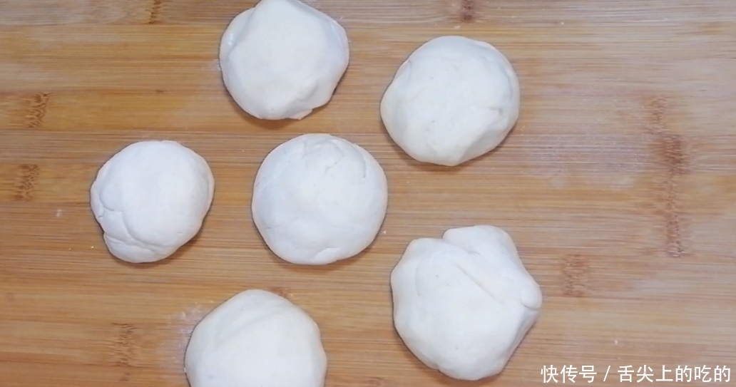 简单|简单又好吃的葱油饼,只需少许的葱花,就能享受齿颊留香的美味