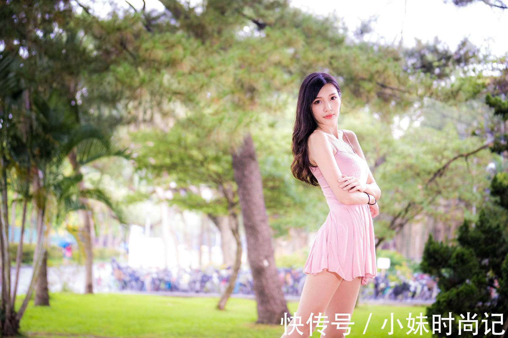 时尚感 吊带裙简单的设计不挑人,也很容易穿出时尚感