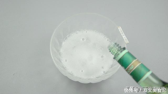 每次洗衣服前倒一碗，不管多脏的衣服，洗完后洁白如新，又学一招
