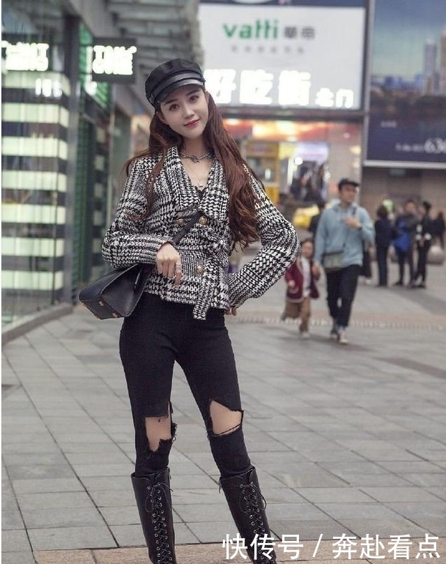 白色|街拍:身材丰腴的美女,一条白色紧身裤尽显好身材,腿长人更美