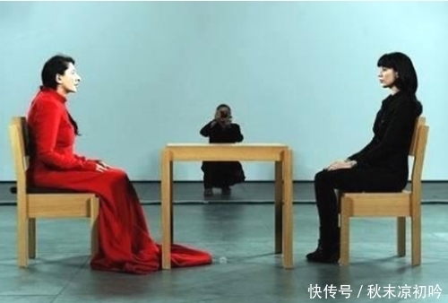 外国有位女子,连坐713H都不动弹一下,打破吉尼斯纪录!