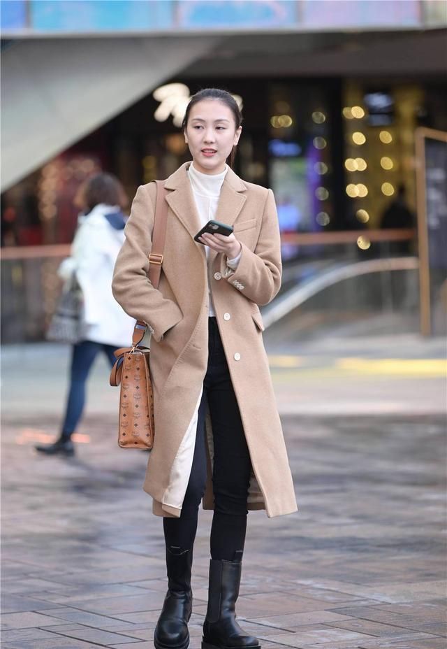搭配|街拍:冬季的大衣别总是挑选黑色,尝试浅色搭配,会有不一样的感觉
