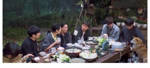 張藝興|何炅請(qǐng)來種樹幫手，51顆樹被輕松拿下，張藝興猖狂洗劫倉(cāng)庫(kù)