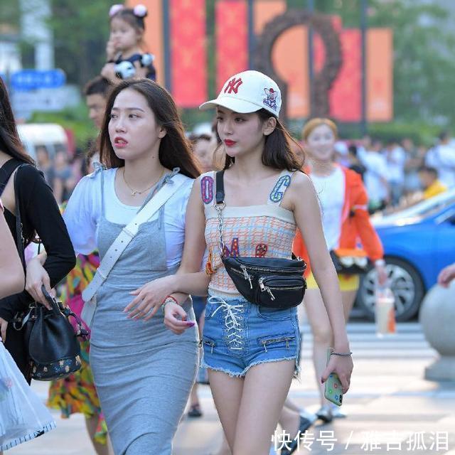 牛仔裤与吊带背心搭配着穿,清新休闲,很难不多看两眼