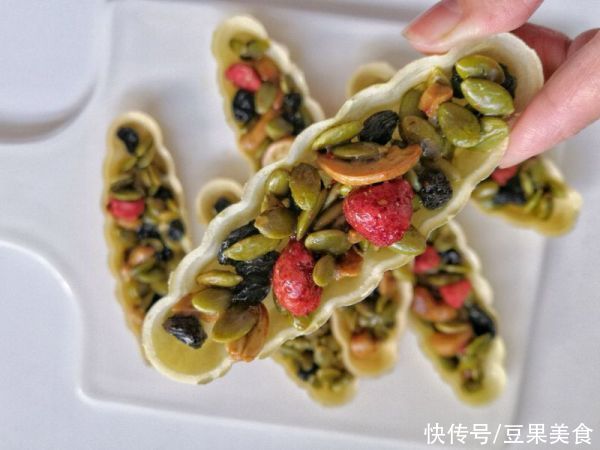 冻干草莓坚果糯米船新年零食手信礼