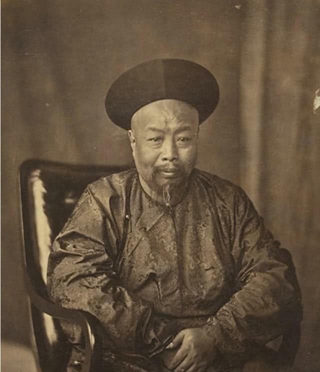 俘虏|他是大清总督,因战败被英国人俘虏,每天关在玻璃笼中,供人观赏