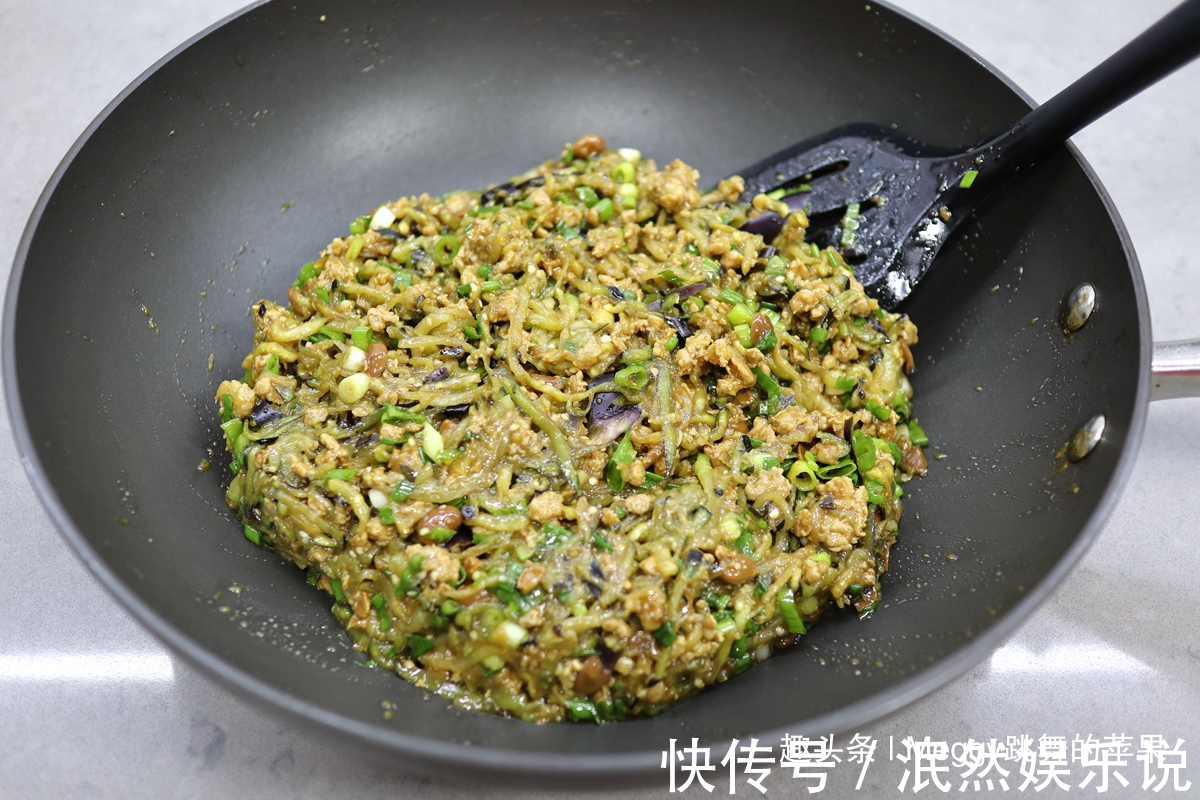 茄子馅|茄子馅的饺子给肉都不换,酱香浓郁太香啦,一顿吃30个小意思