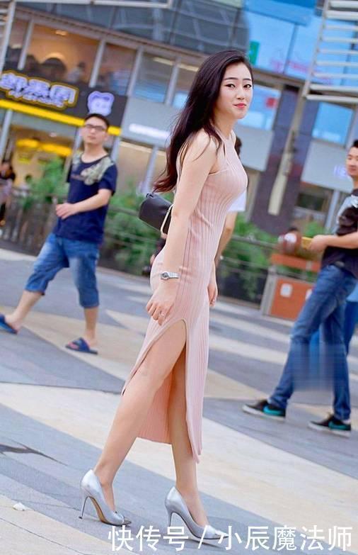 一袭裸粉色长裙,给人一种美丽而简约的感觉,也非常的大气温柔