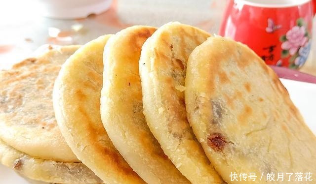 打烙饼时,有人用温水煮有人用开水,厨师的这种做法才柔软