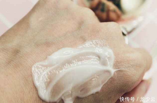 女人晚上护肤,再懒也别犯这4个错误,不仅白费功夫还伤害皮肤