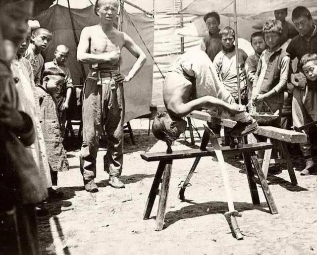 洋车|清末老照片,摊贩在街头叫卖糊口谋生,华衣女子去相馆坐洋车摆拍