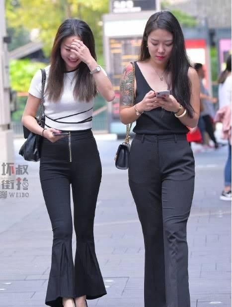 全没有那种让人满意|街拍美女美女笑颜如花,紧绷的裤子把曲线完美体现