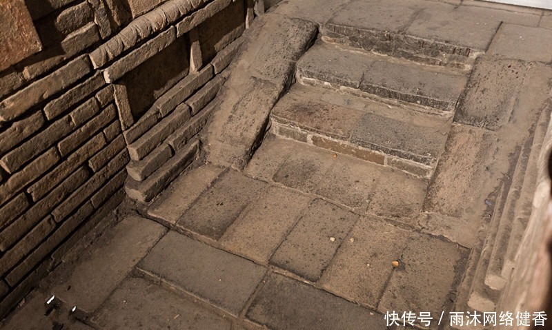 直击四座被盗空的王侯墓室,最著名就是宋四郎的墓室,壁画最逼真