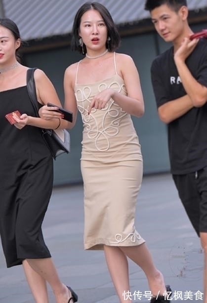 紧身|美女街拍小姐姐紧身背心搭配紧身裤，清新优雅又显美丽高贵