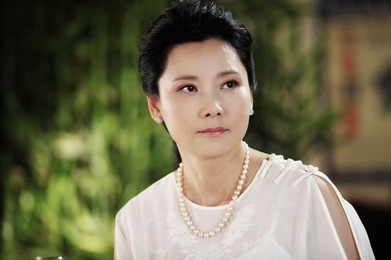 何赛飞$“女神”何赛飞的书法不赖,行书有“大王”的洒脱,楷书端庄稳重