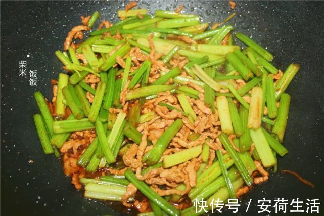 芹菜|夏季晚餐不用愁，这样做简单又省事，低脂还饱腹，我家常做