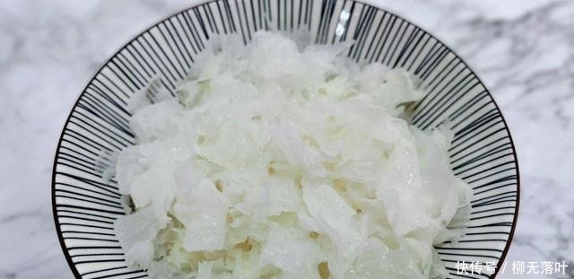 银耳莲子羹怎么样熬才可以出胶,教你两招,在家也可以制作出来