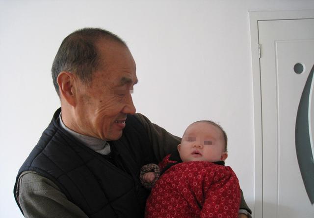 孩子|爷爷给孙女取了个“文艺”名字,还在得意,儿媳怒怼倒着念看看