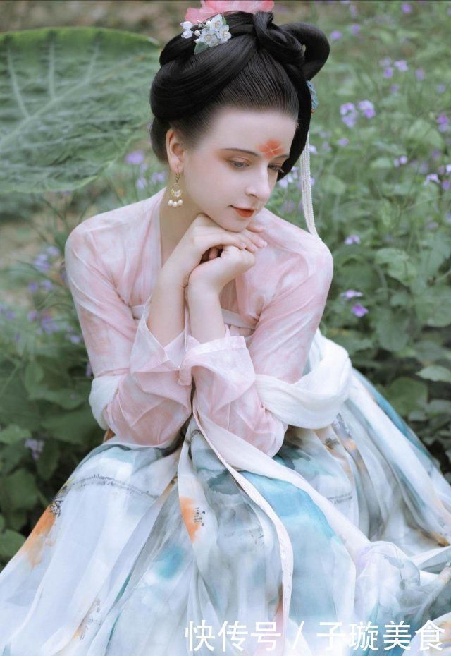 中华汉服@当外国人穿上中华汉服会是什么样子本以为会奇怪,但是却很惊艳