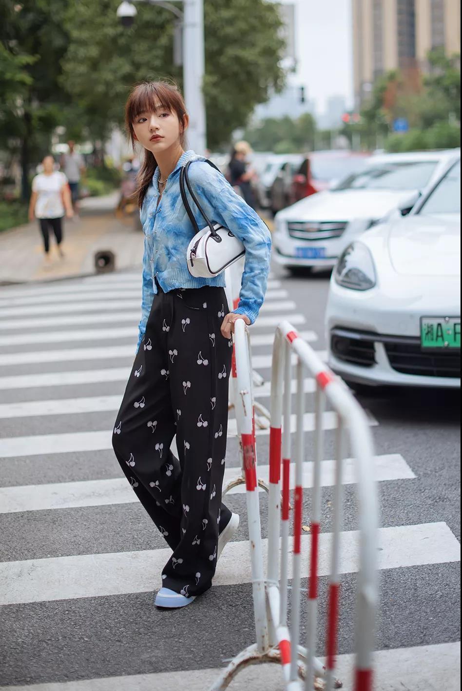 流行色|别总穿黑白灰,试试这些“流行色”穿搭,巨显白显气质感!