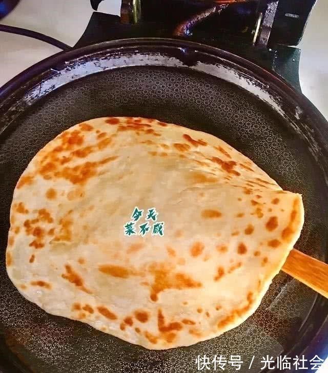 烫面|温水或凉水和面都不对，试试我烙饼的特殊方法，松软酥香，放一天都不会硬
