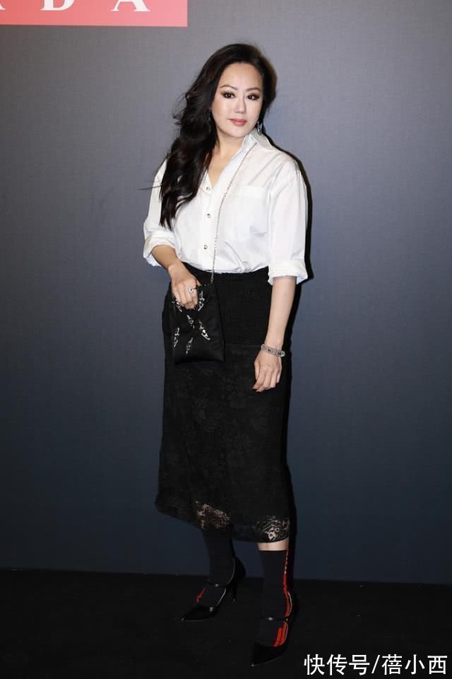 穿搭|章小蕙就算低调也满身尤物气场，穿印花裙配长卷发，妥妥的贵妇感