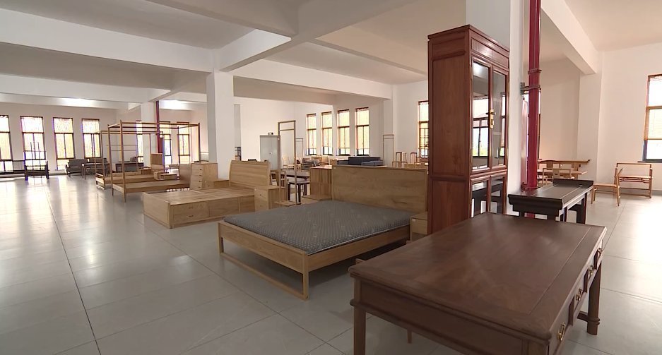 浙江大学城市学院!为了让更多人感受中国木艺精粹 90后小伙从父亲手中接过接力棒