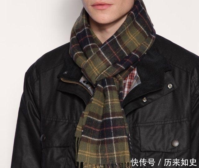 没有围巾,大衣就失去了灵魂?教你你一些黑色大衣搭配围巾的技巧