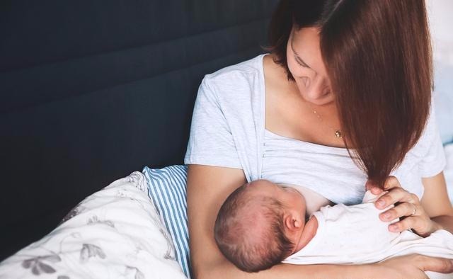 妈妈们|宝宝总是吃夜奶,宝妈很煎熬,超过月龄即可给孩子断夜奶